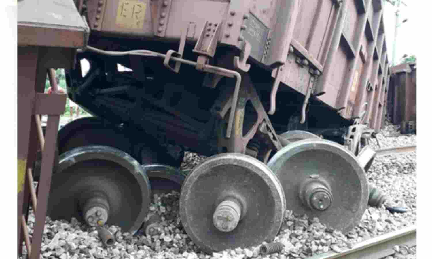 दिल्ली-आगरा रेल मार्ग पर मालगाड़ी के 5 डिब्बे हुए बेपटरी, कोई हताहत नहीं