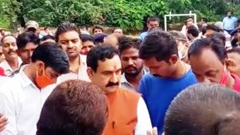 गृहमंत्री डॉ मिश्रा ने विभिन्न निर्माण कार्यों की दी सौगात गृहमंत्री डॉ मिश्रा ने विभिन्न निर्माण कार्यों की दी सौगात