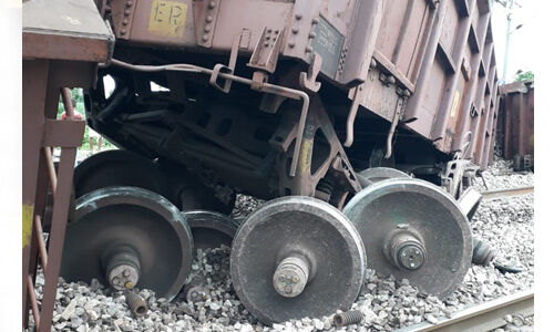 दिल्ली-आगरा रेल मार्ग पर मालगाड़ी के 5 डिब्बे हुए बेपटरी, कोई हताहत नहीं