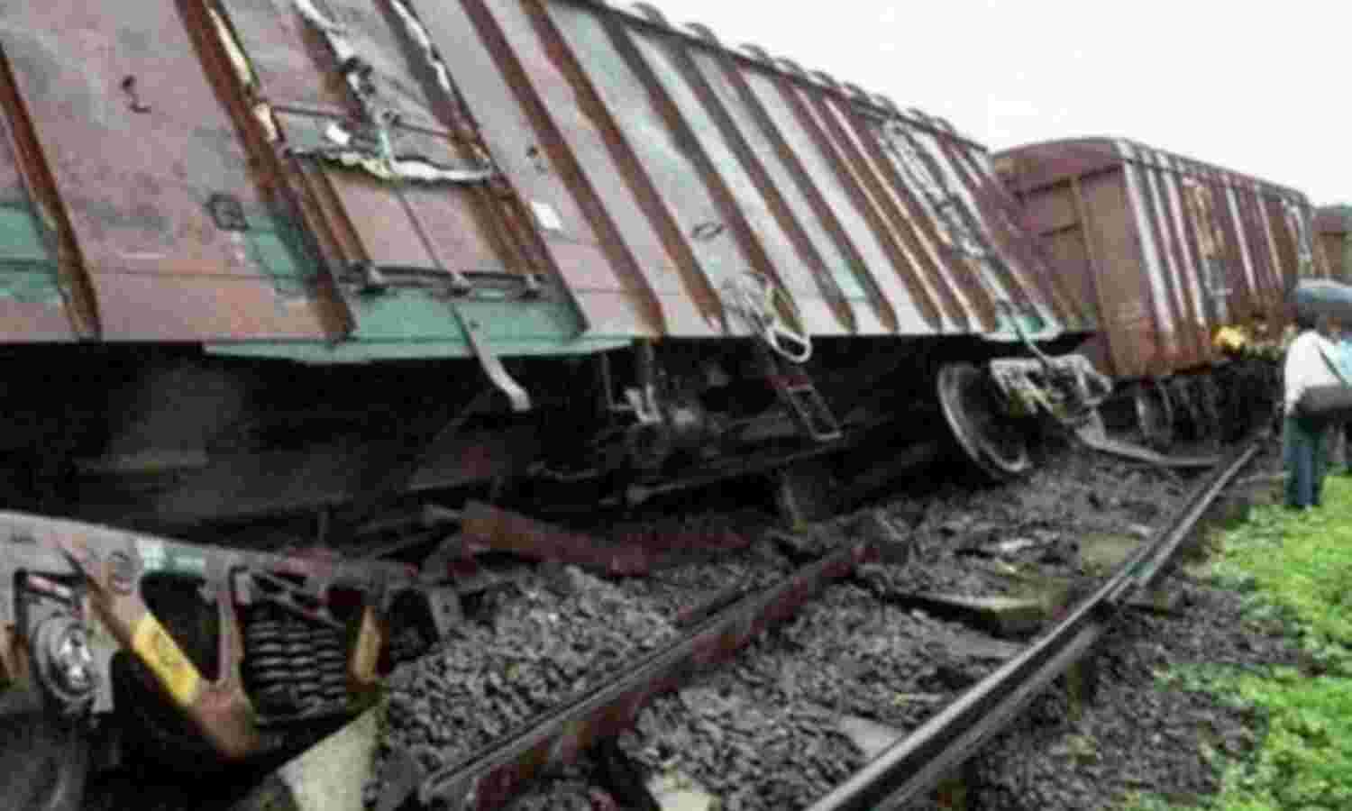 मथुरा में मालगाड़ी के चार डिब्बे पटरी से उतरे, परिवर्तित मार्ग से पहुंची ट्रेन