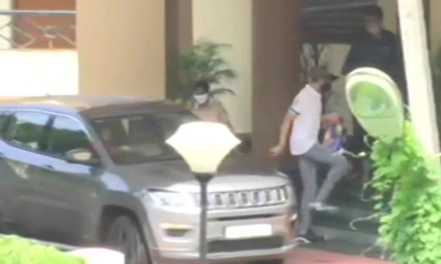 सुशांत मामले में आज फिर रिया और भाई शॉविक से सीबीआई कर रही है पूछताछ