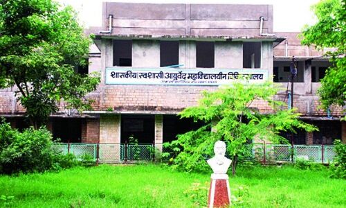 संक्रमितों मरीजों को पानी जैसी चाय, खाने को दे रहे बटरा की दाल