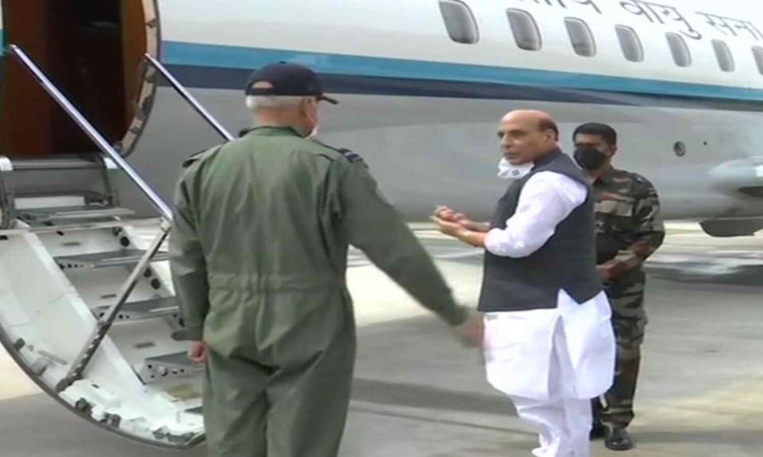 रक्षामंत्री राजनाथ सिंह रूस रवाना, शंघाई सहयोग संगठन की बैठक में भाग लेंगे