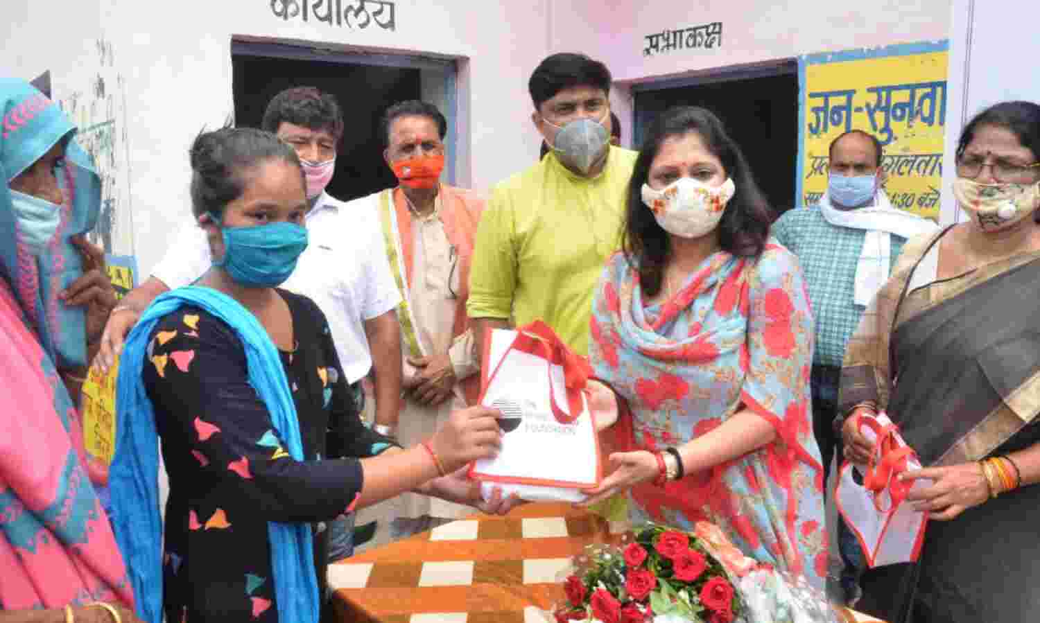 जरूरतमंदों की मदद के लिए आगे आई द राइजिंग संस्था