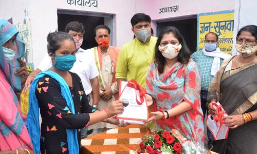 जरूरतमंदों की मदद के लिए आगे आई द राइजिंग संस्था