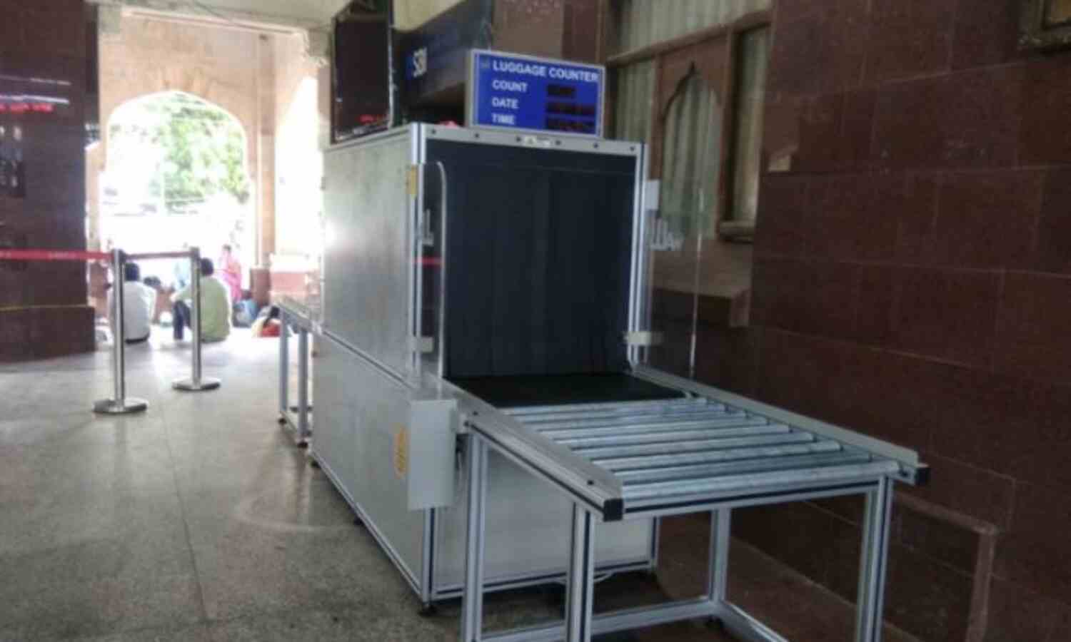 दस रुपए देकर सुरक्षित यात्रा कर रहे है रेल यात्री