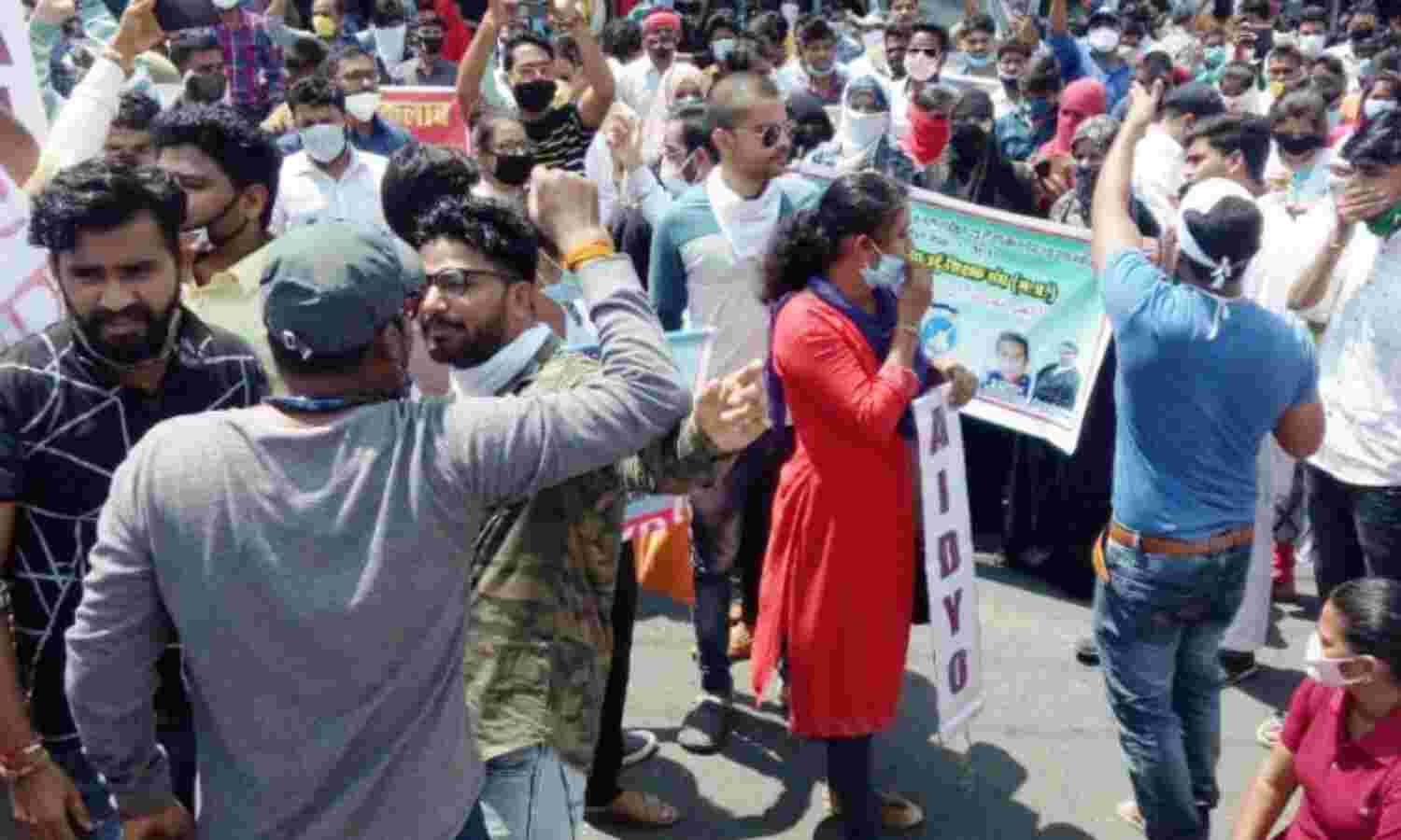 राजधानी में रोजगार मांगने एकत्र हुए युवक-युवतियां, पुलिस ने खदेड़ा