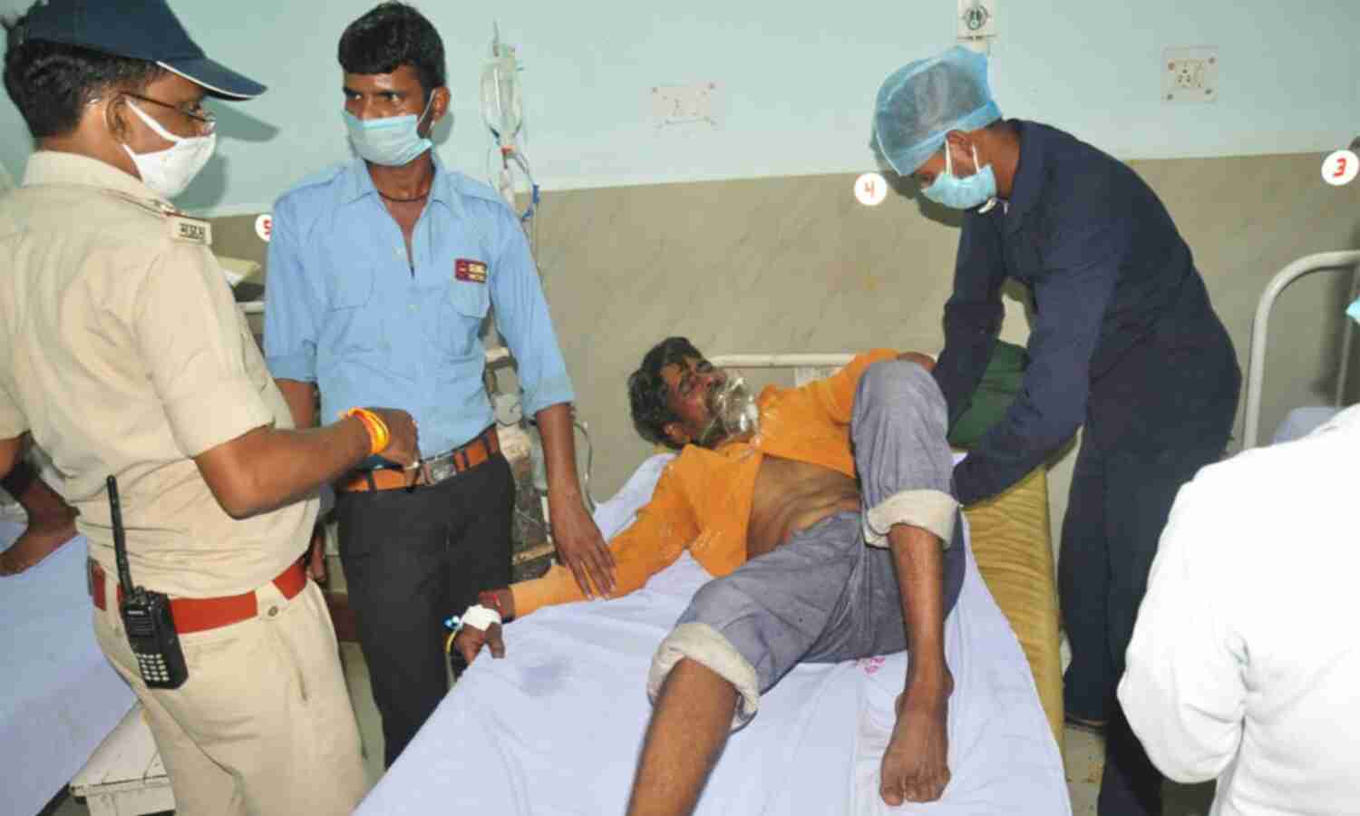 दलित दंपत्ति ने थाने में खाया जहर दलित दंपत्ति ने थाने में खाया जहर