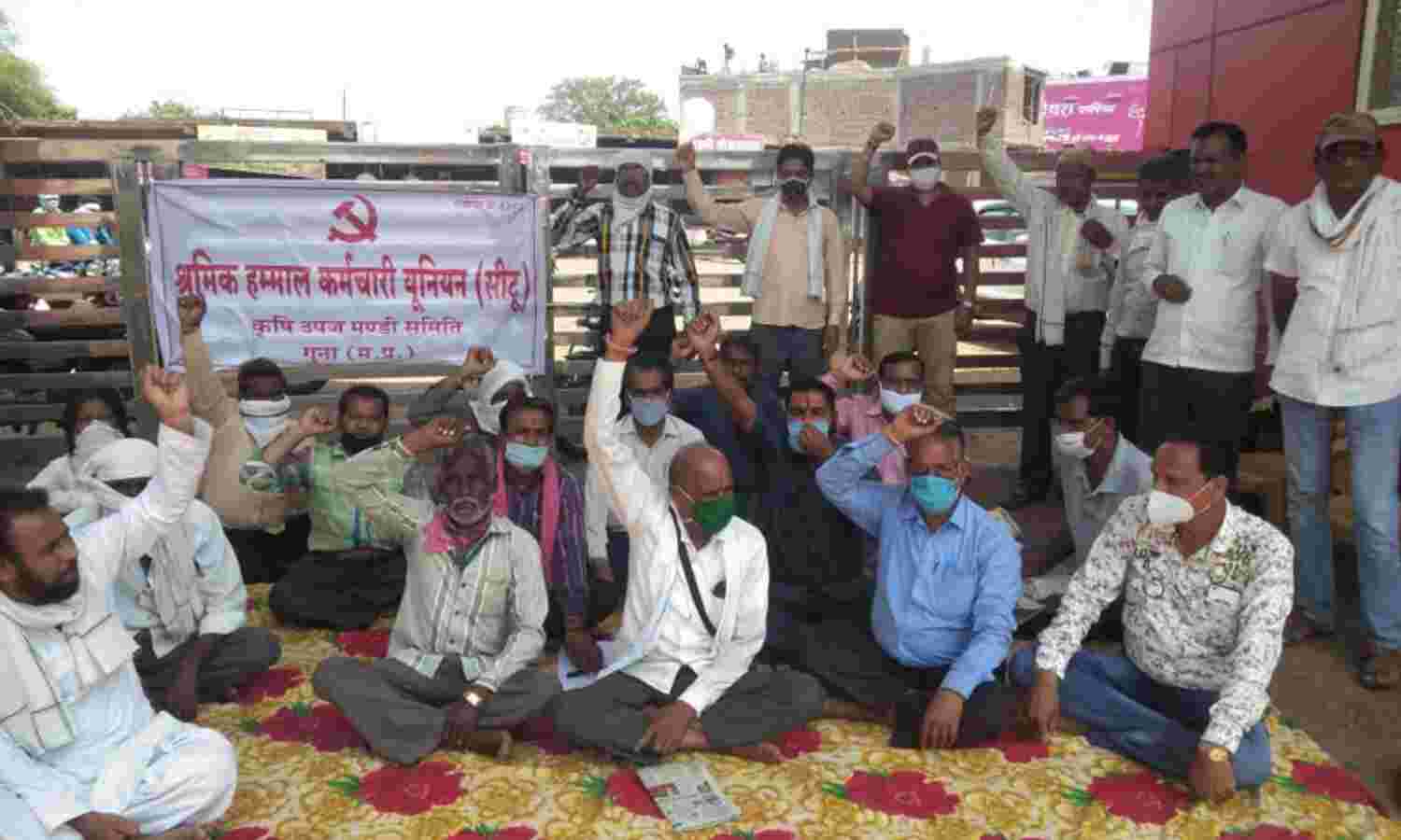 दूसरे दिन भी जारी रही मंडी में हड़ताल दूसरे दिन भी जारी रही मंडी में हड़ताल