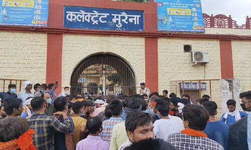 मुरैना : भर्तीयों की मांग को लेकर युवाओं ने किया प्रदर्शन, दिया ज्ञापन