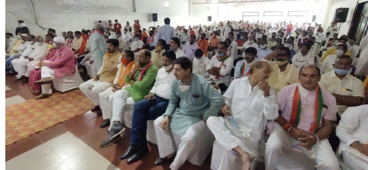 तोमर ने पढ़ाया भाजपा कार्यकर्ताओं को पारिवारिक संस्कारों का पाठ, शर्मा से मिला चुनाव जीतने का मंत्र तोमर ने पढ़ाया भाजपा कार्यकर्ताओं को पारिवारिक संस्कारों का पाठ, शर्मा से मिला चुनाव जीतने का मंत्र