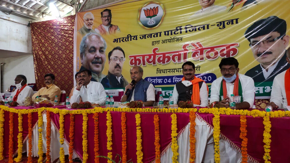 तोमर ने पढ़ाया भाजपा कार्यकर्ताओं को पारिवारिक संस्कारों का पाठ, शर्मा से मिला चुनाव जीतने का मंत्र तोमर ने पढ़ाया भाजपा कार्यकर्ताओं को पारिवारिक संस्कारों का पाठ, शर्मा से मिला चुनाव जीतने का मंत्र