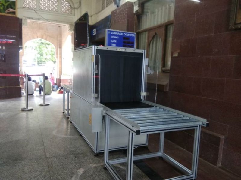 दस रुपए देकर सुरक्षित यात्रा कर रहे है रेल यात्री