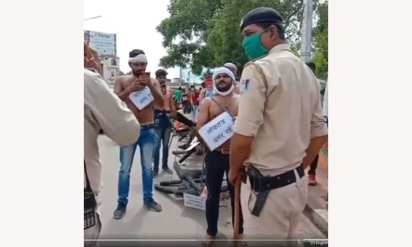 सिंधिया सहित 24 पूर्व विधायकों के सड़क पर घसीटे पुतले, प्रदर्शनकारियों को पकड़ा सिंधिया सहित 24 पूर्व विधायकों के सड़क पर घसीटे पुतले, प्रदर्शनकारियों को पकड़ा