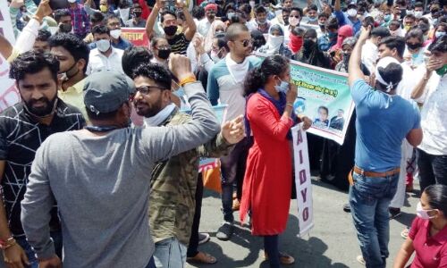 राजधानी में रोजगार मांगने एकत्र हुए युवक-युवतियां, पुलिस ने खदेड़ा