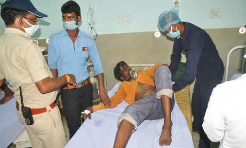 दलित दंपत्ति ने थाने में खाया जहर दलित दंपत्ति ने थाने में खाया जहर