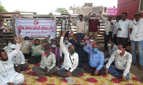 दूसरे दिन भी जारी रही मंडी में हड़ताल दूसरे दिन भी जारी रही मंडी में हड़ताल