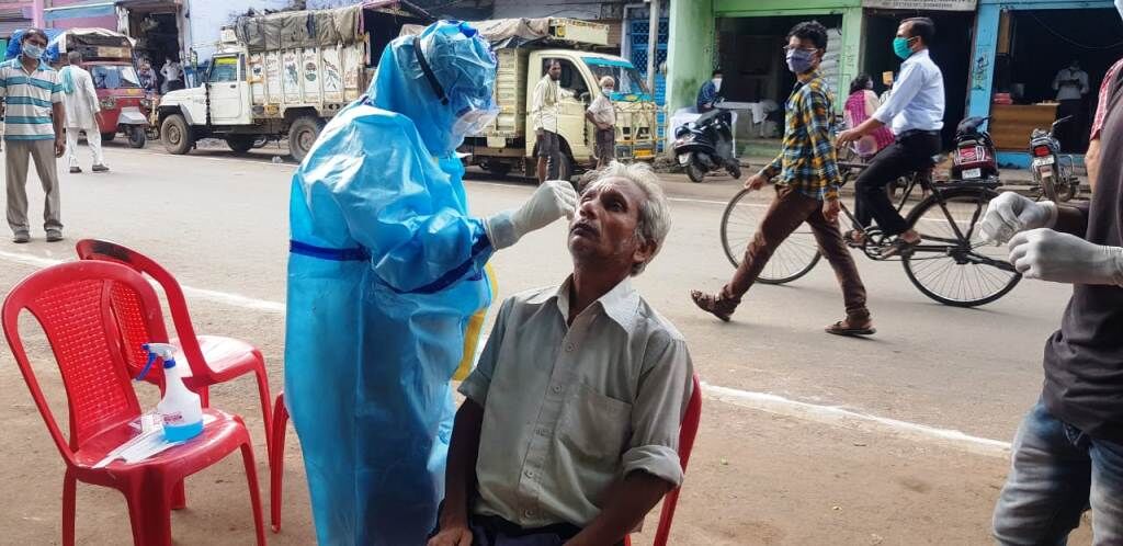 दाल बाजार में खुलेआम हुई कोरोना की जांच