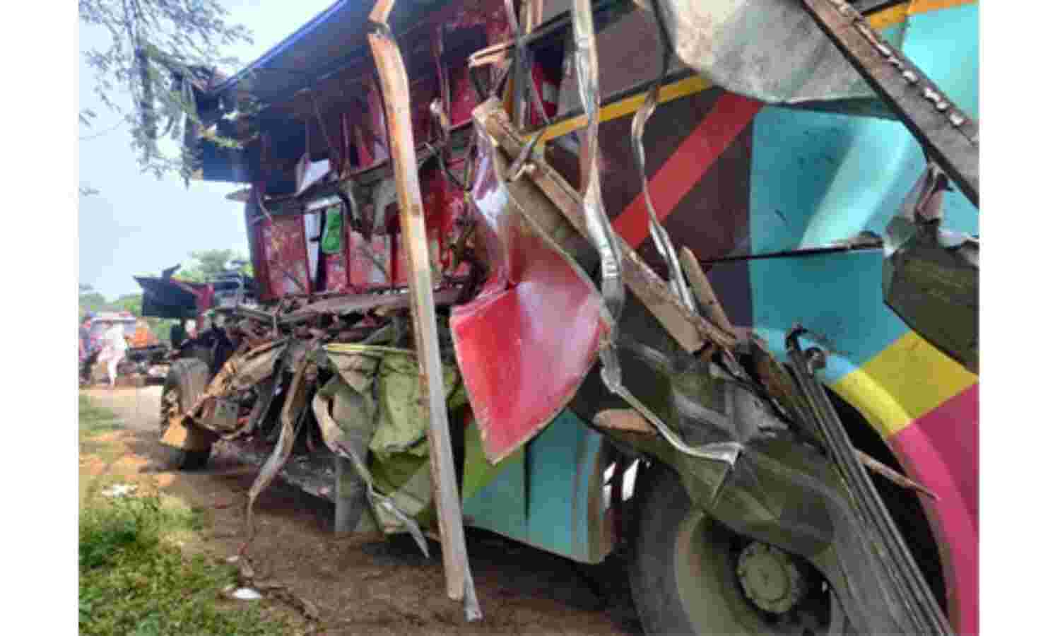 हादसा : रायपुर में मजदूरों से भरी बस की ट्रक से टक्कर, 7 की मौत, 7 घायल