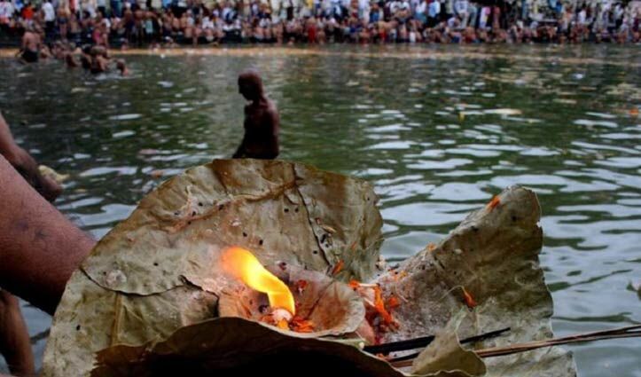 पितृों की पूजा से मिलती है पारिवारिक सुख समृद्धि