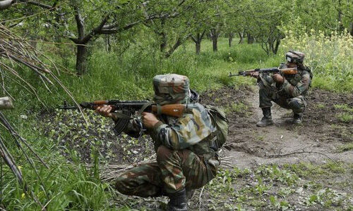 कश्मीर में शोपियां इलाके में जारी मुठभेड़ में 2 आतंकवादी ढेर