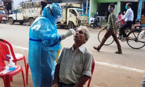 दाल बाजार में खुलेआम हुई कोरोना की जांच