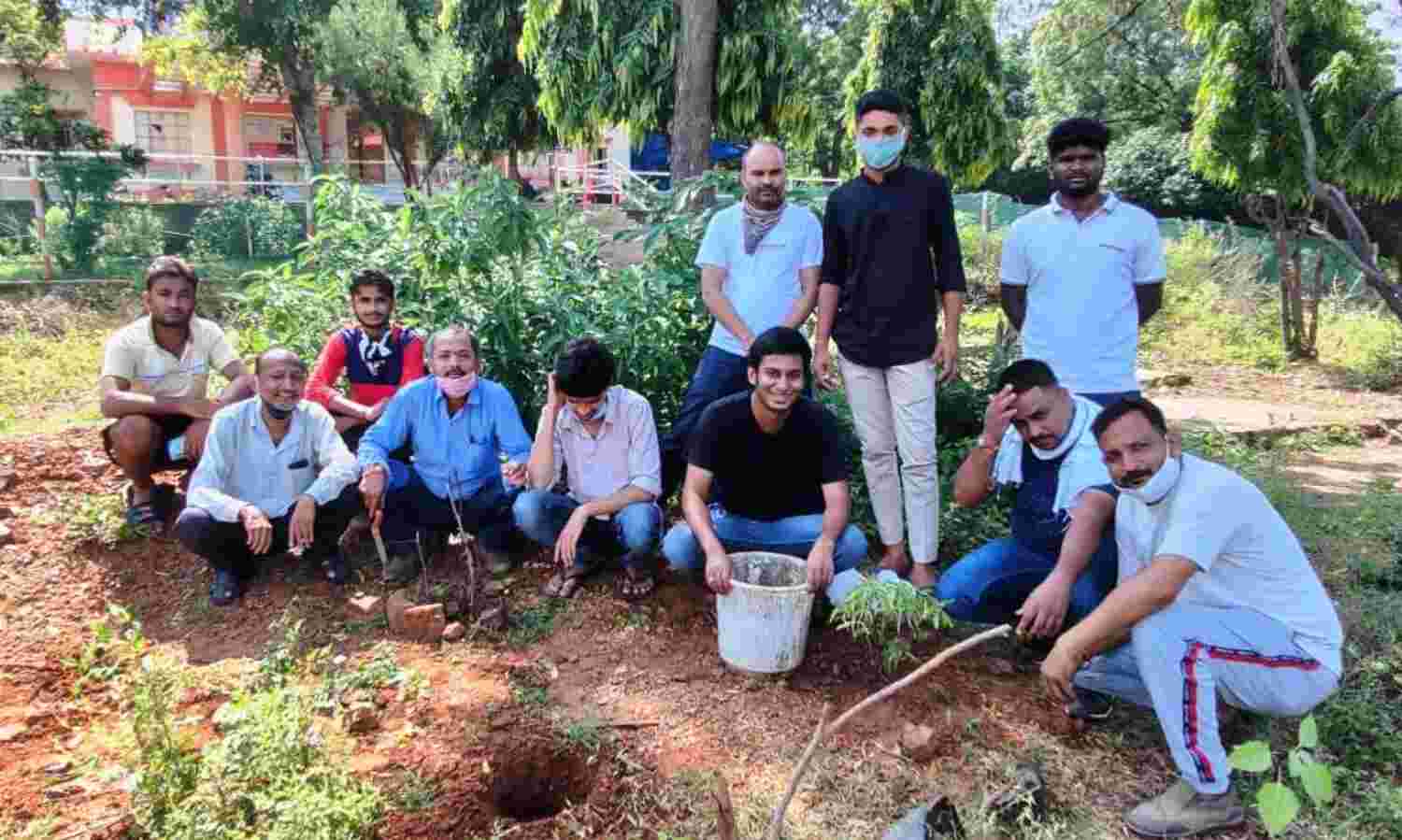 मराठी मंच संस्था ने शारदा बाल ग्राम आश्रम में पौधरोपण किया