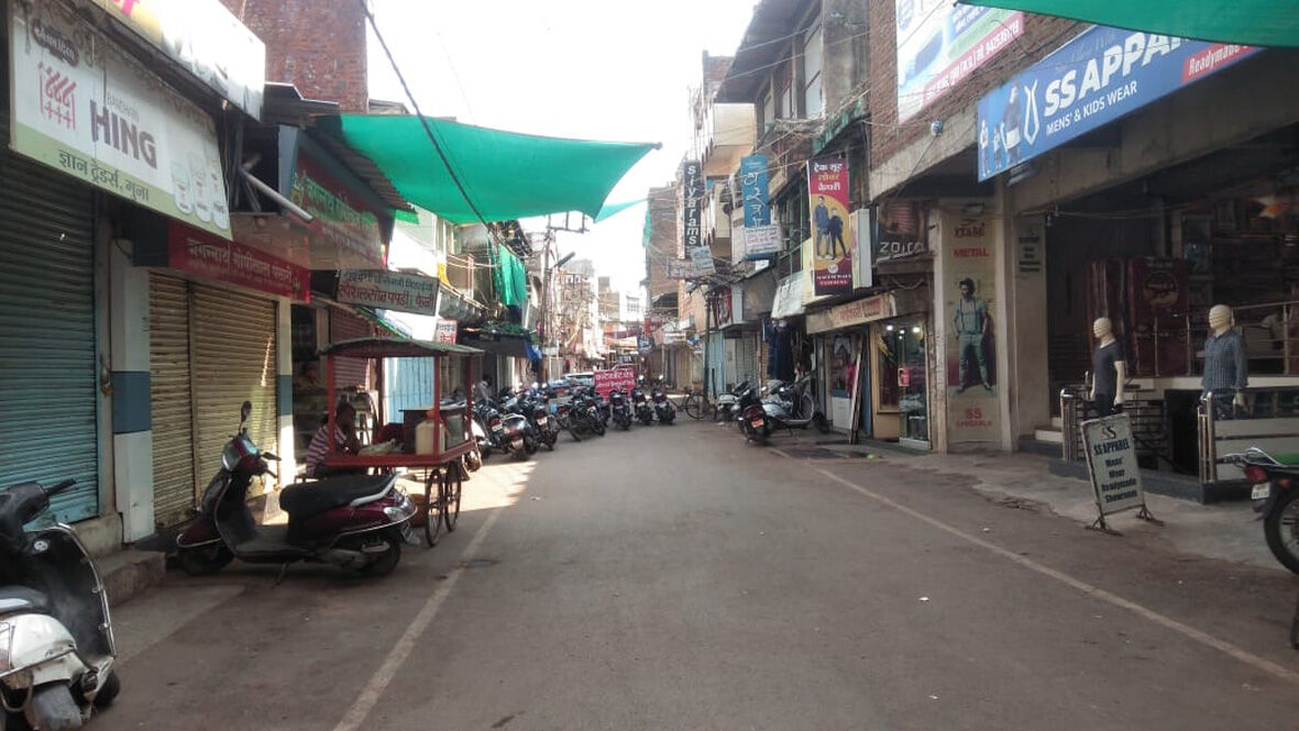 छूट के बावजूद कहीं बंद तो कहीं खुला रहा बाजार डर के कारण कई दुकानदारों ने नहीं खोली दुकानें छूट के बावजूद कहीं बंद तो कहीं खुला रहा बाजार डर के कारण कई दुकानदारों ने नहीं खोली दुकानें