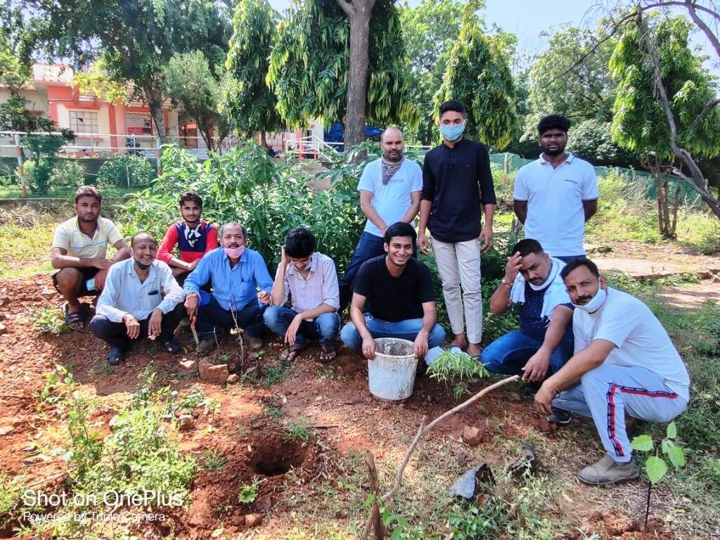 मराठी मंच संस्था ने शारदा बाल ग्राम आश्रम में पौधरोपण किया