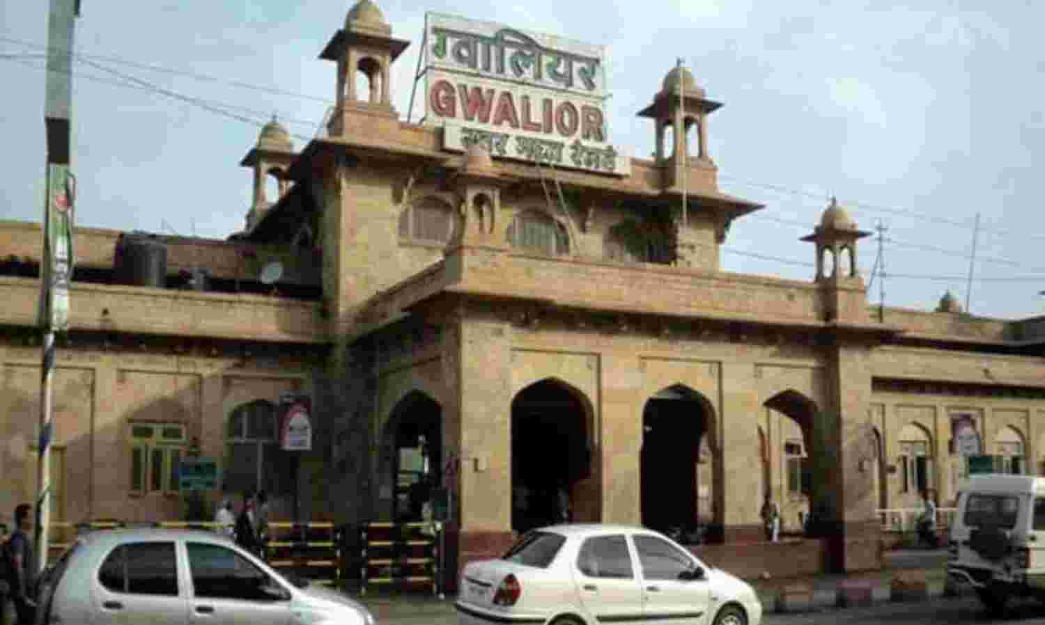 उमस भरी गर्मी में स्टेशन के बाहर बैठने को मजबूर यात्री