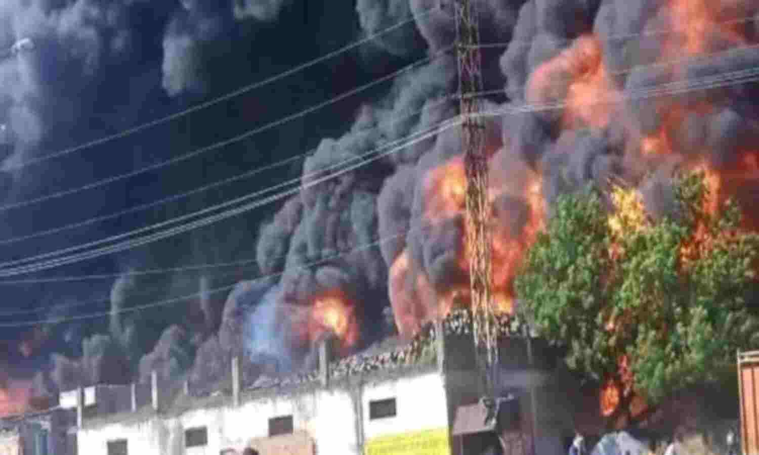 आगरा की केमिकल और सोल फैक्ट्री में लगी भीषण आग आगरा की केमिकल और सोल फैक्ट्री में लगी भीषण आग