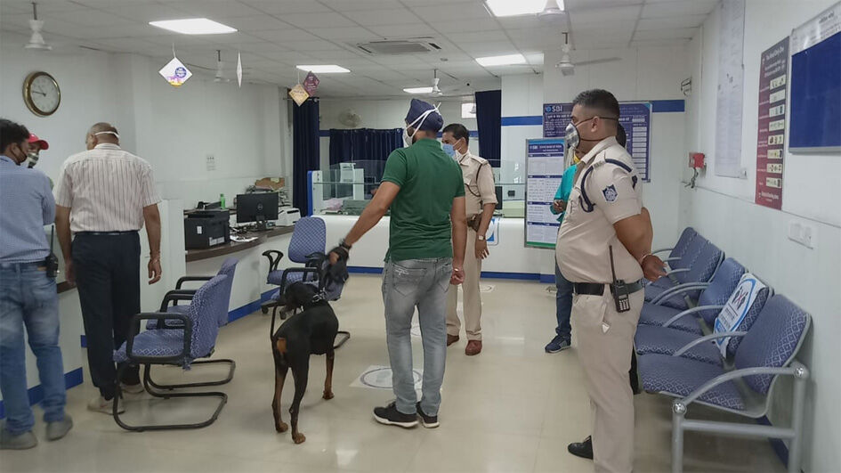 इधर पुलिस अधीक्षक ने दिन में ली बैंक प्रबंधकों की बैठक, उधर रात में बैंक में हो गई चोरी की वारदात इधर पुलिस अधीक्षक ने दिन में ली बैंक प्रबंधकों की बैठक, उधर रात में बैंक में हो गई चोरी की वारदात