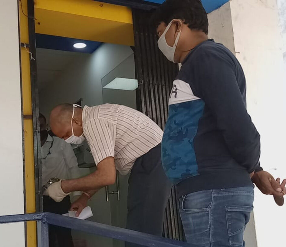 इधर पुलिस अधीक्षक ने दिन में ली बैंक प्रबंधकों की बैठक, उधर रात में बैंक में हो गई चोरी की वारदात इधर पुलिस अधीक्षक ने दिन में ली बैंक प्रबंधकों की बैठक, उधर रात में बैंक में हो गई चोरी की वारदात