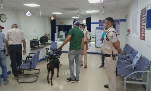 इधर पुलिस अधीक्षक ने दिन में ली बैंक प्रबंधकों की बैठक, उधर रात में बैंक में हो गई चोरी की वारदात इधर पुलिस अधीक्षक ने दिन में ली बैंक प्रबंधकों की बैठक, उधर रात में बैंक में हो गई चोरी की वारदात