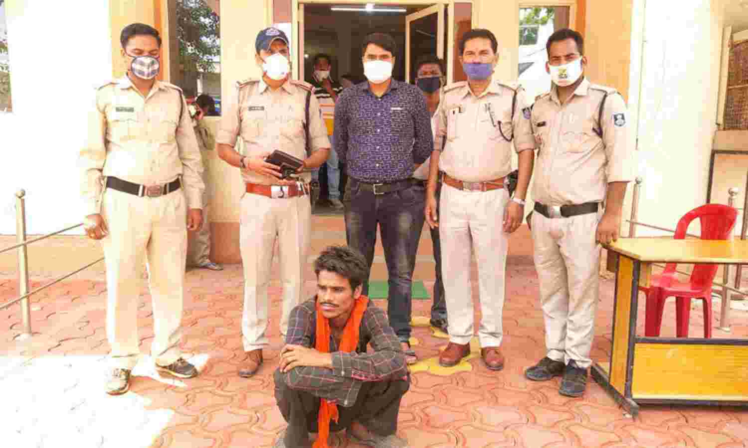 24 घंटे में ही धरा गया बैंक में चोरी का आरोपी 24 घंटे में ही धरा गया बैंक में चोरी का आरोपी