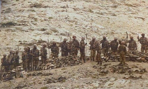 पैंगोंग झील के दक्षिणी किनारे पर ​राइफलों, भाले और ​कुल्हाड़े से लैस थे चीनी सैनिक