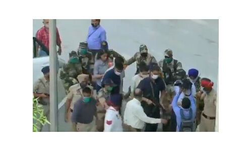 Y श्रेणी की सुरक्षा में कंगना रनौत आ रही हैं मुंबई, रास्ते में रुककर की पूजा-अर्चना Y श्रेणी की सुरक्षा में कंगना रनौत आ रही हैं मुंबई, रास्ते में रुककर की पूजा-अर्चना