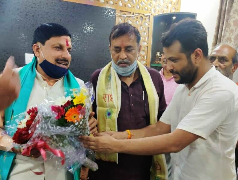 भाजयुमो जिला महामंत्री हरीश यादव के निवास पर पहुंचे उच्च शिक्षा मंत्री