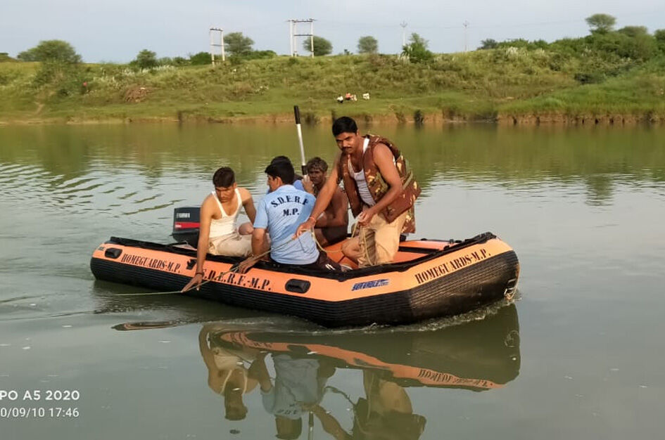 पहला शव 18 तो दूसरा 23 घंटे में मिला पहला शव 18 तो दूसरा 23 घंटे में मिला