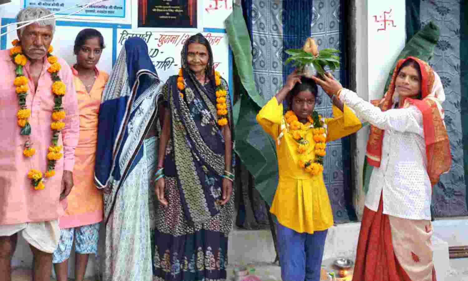 सच हुआ अपने घर का सपना, देहरी पर पैर रखते ही खुशी के आंसूओं से भींगीं पलकें सच हुआ अपने घर का सपना, देहरी पर पैर रखते ही खुशी के आंसूओं से भींगीं पलकें