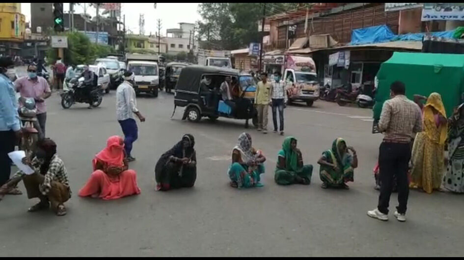 महिलाओं ने लगाया हनुमान चौराहे पर जाम महिलाओं ने लगाया हनुमान चौराहे पर जाम