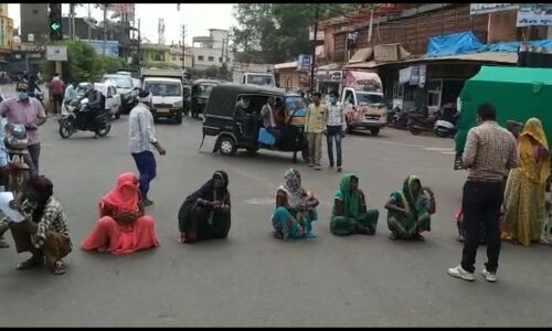 महिलाओं ने लगाया हनुमान चौराहे पर जाम