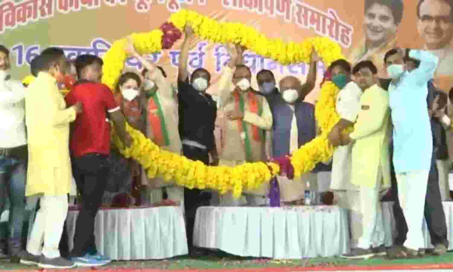 शिकारी आएगा, जाल बिछाएगा, फंसना नहीं है: शिवराज