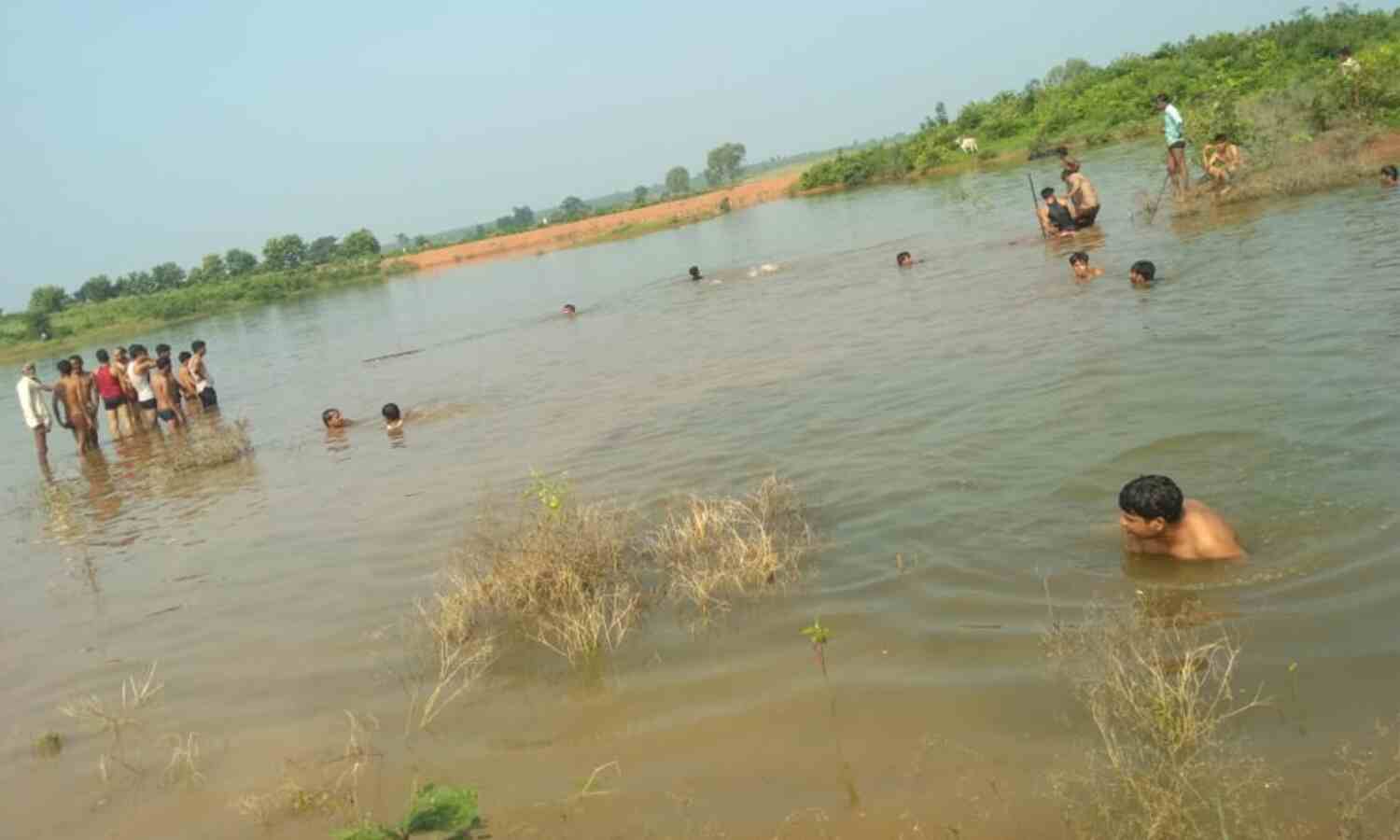 तालाब में डूबे तीन बच्चे दो बचे, एक की मौत तालाब में डूबे तीन बच्चे दो बचे, एक की मौत