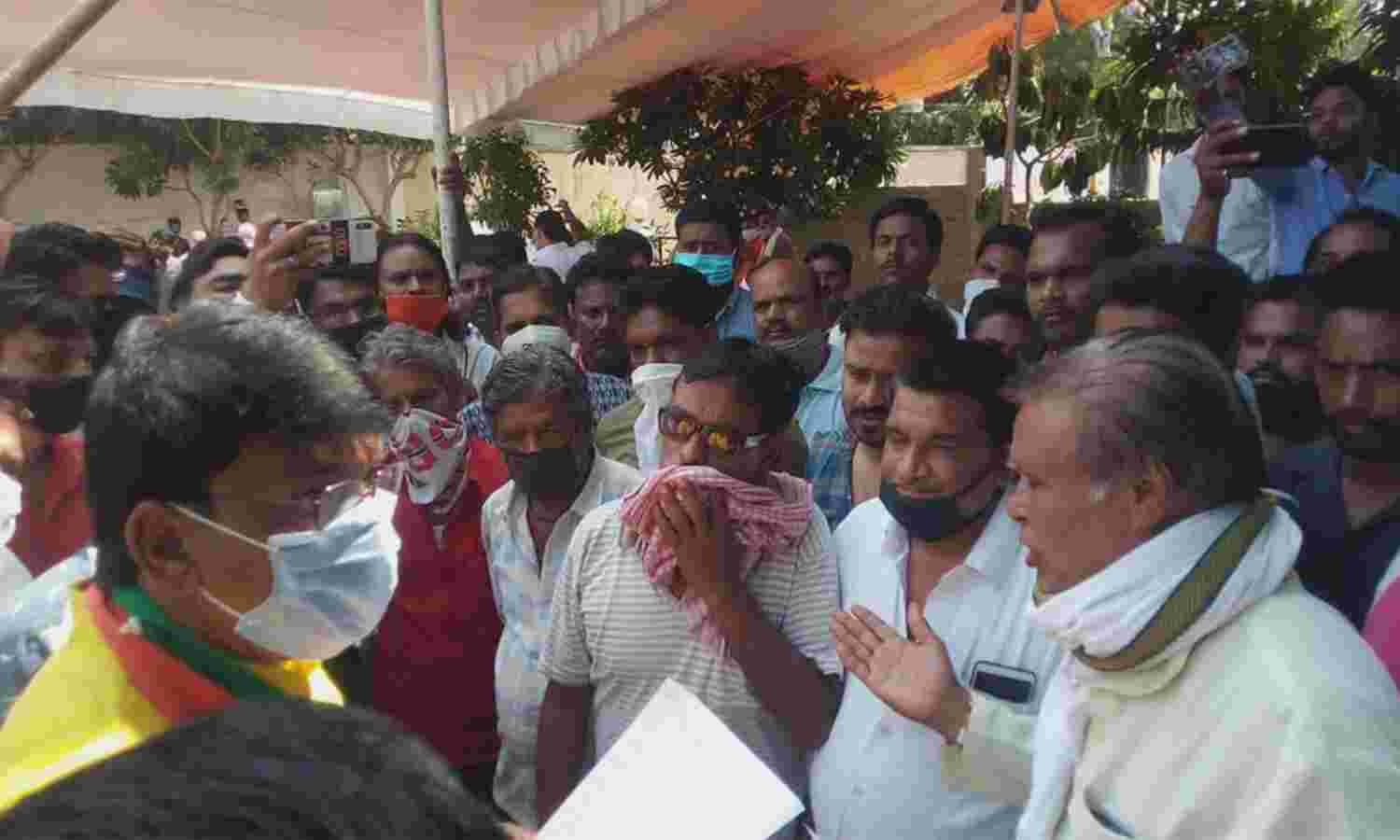 लंबे समय से फुटबॉल बने हुए है थोक फल और सब्जी विक्रेता, बार-बार इधर से उधर लुढक़ाए जा रहे लंबे समय से फुटबॉल बने हुए है थोक फल और सब्जी विक्रेता, बार-बार इधर से उधर लुढक़ाए जा रहे