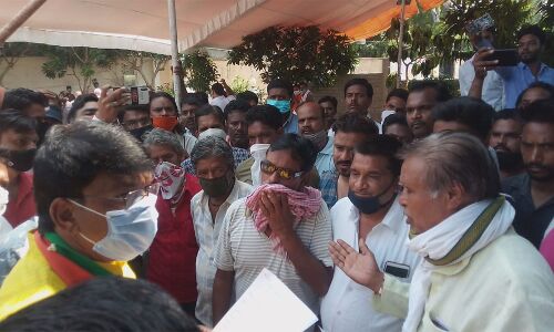 लंबे समय से फुटबॉल बने हुए है थोक फल और सब्जी विक्रेता, बार-बार इधर से उधर लुढक़ाए जा रहे लंबे समय से फुटबॉल बने हुए है थोक फल और सब्जी विक्रेता, बार-बार इधर से उधर लुढक़ाए जा रहे