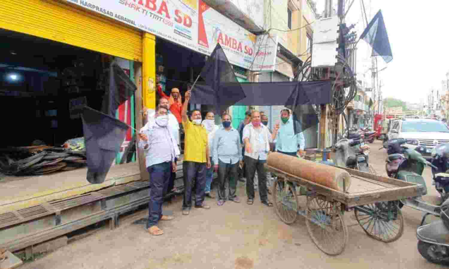 लोहा व्यापारियों ने लगाए काले झण्डे, कैट को आई सदबुद्धि