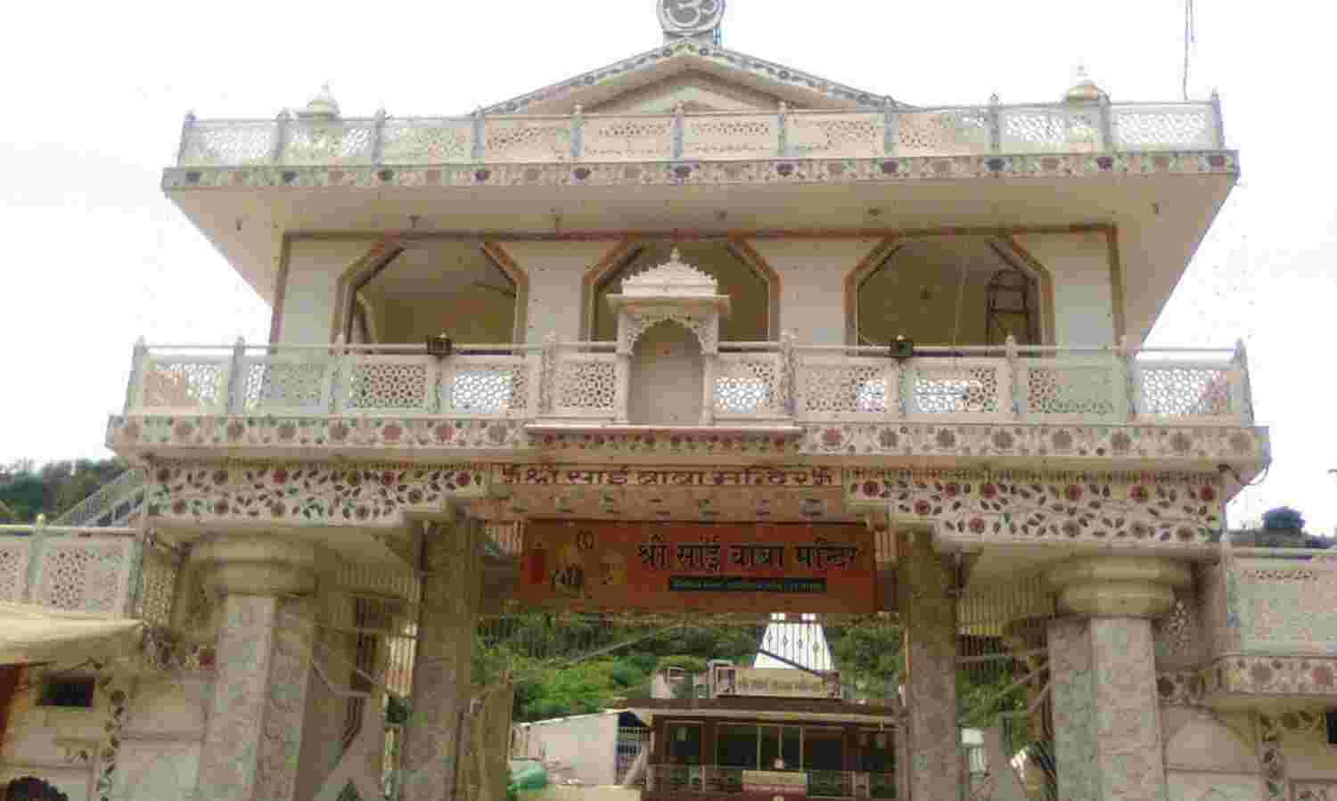 मंदिरों में नहीं हो रही सामाजिक दूरी का पालन, बिना मास्क के पहुंच रहे श्रद्धालु