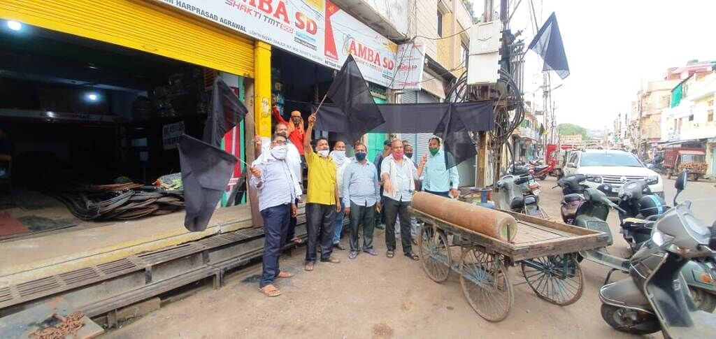लोहा व्यापारियों ने लगाए काले झण्डे, कैट को आई सदबुद्धि