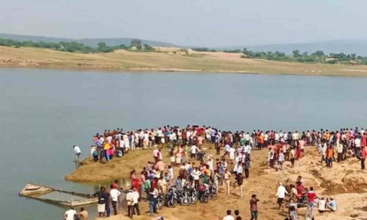 चंबल नदी में 30 लोगों से भरी नाव पलटी, 20 को बचाया गया, 10 लापता